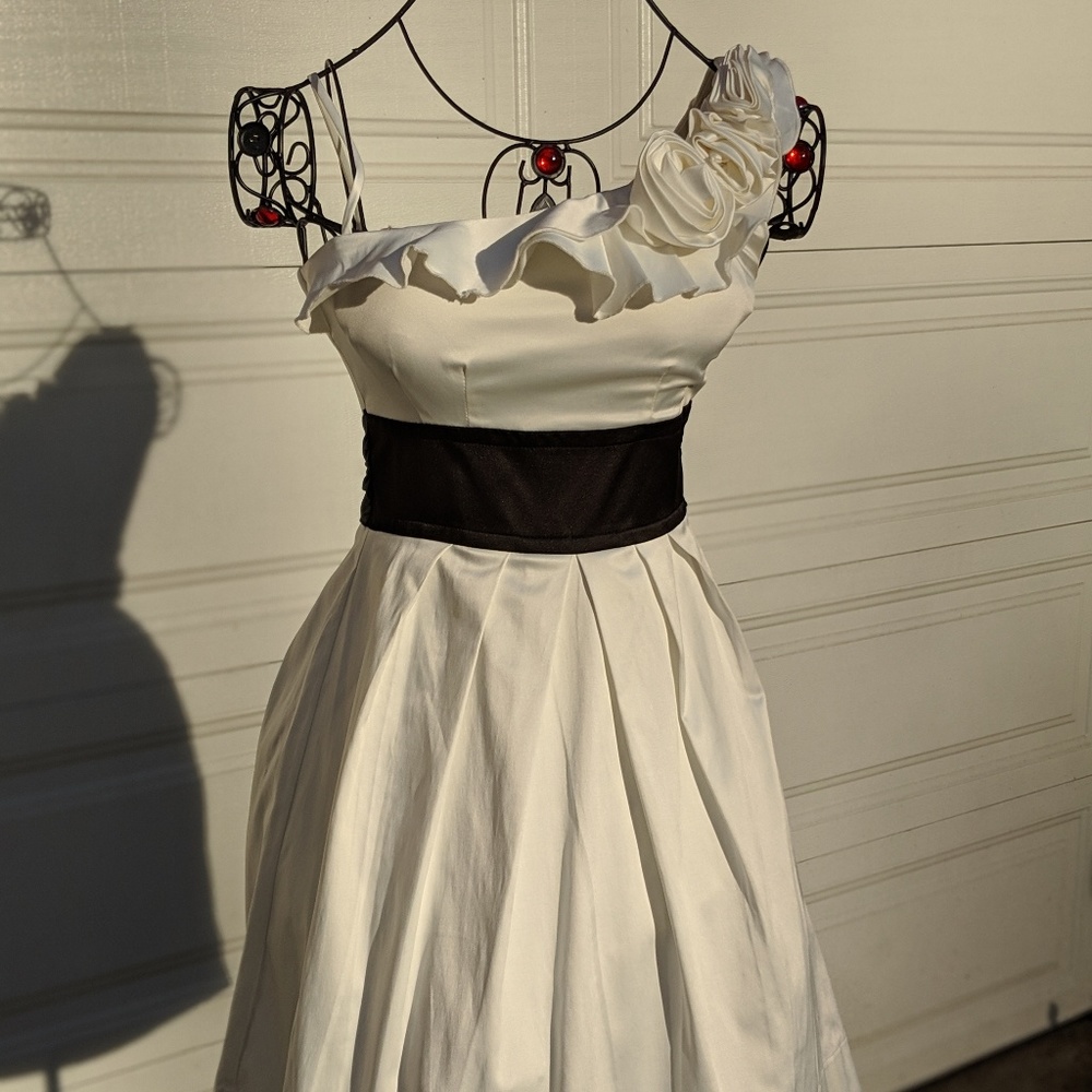 Off-white one shoulder dress graduation formal